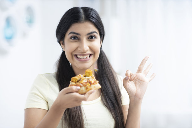 小女孩吃披萨-库存照片图片下载