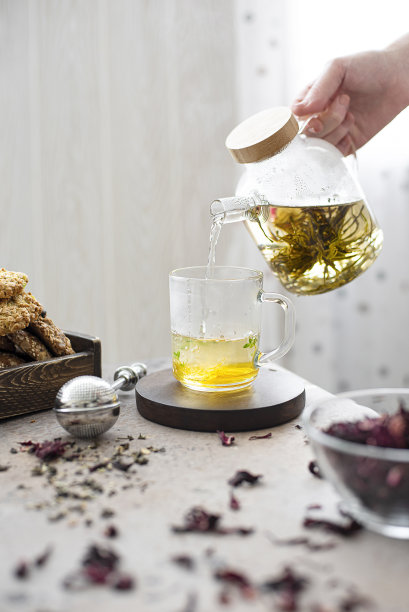 茶壶中盛开的花形茶图片下载