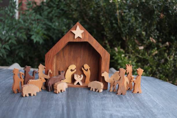 户外乡村木制耶稣诞生场景图片下载