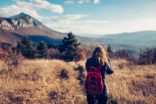 拍摄山峰的女人图片下载
