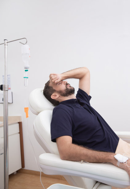 生病、脱水或宿醉患者在医院或美容院接受维生素IV滴注。保健、健康和医学概念图片下载