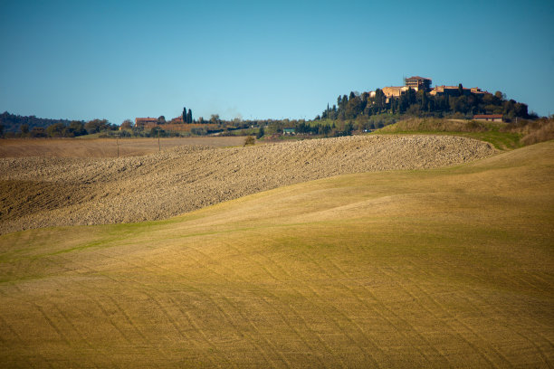 有农田和丘陵的景观图片下载