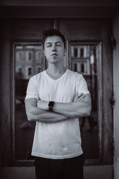 那家伙站在大楼的背景上，看了看摄像机和周围图片下载