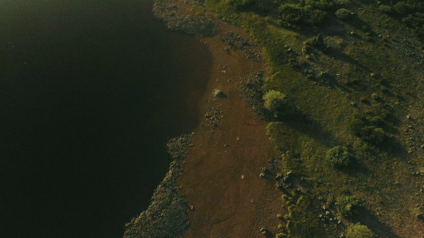 汽车在大梅萨山泥土路上行驶国家森林摄影系列图片下载