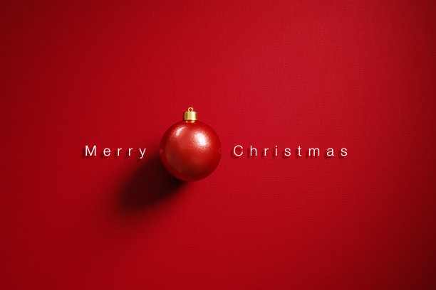 圣诞概念-红色的小玩意和圣诞祝福语在红色的背景图片下载