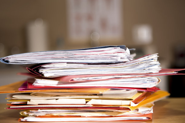 在木质的桌面桌上堆放文件夹和文件。图片下载