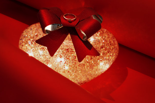 圣诞美景上的订婚戒指图片下载