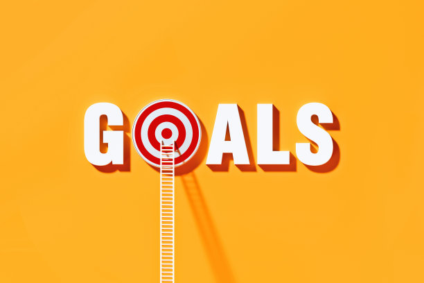 靠在目标上的白色梯子在黄色墙上写着牛眼目标图片下载