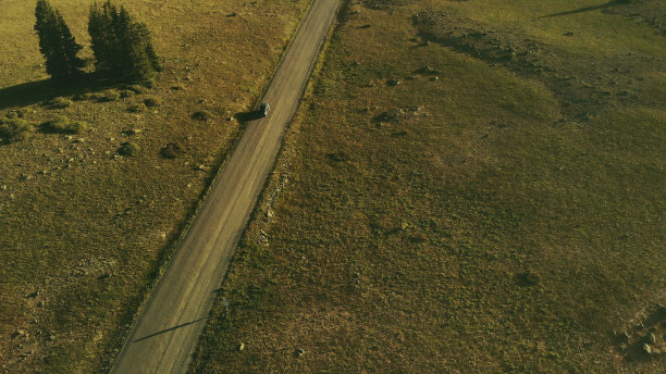 汽车在大梅萨山泥土路上行驶国家森林摄影系列图片下载
