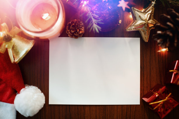 圣诞节和新年的概念，空白贺卡的问候文字与许多圣诞装饰周围图片下载