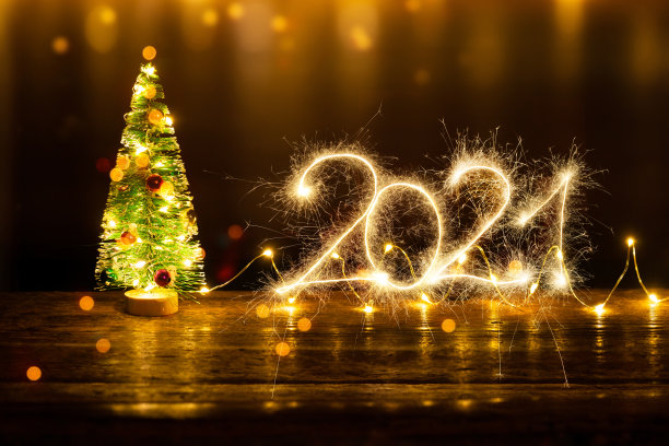 用旧木桌上的圣诞树和闪闪发光的2021组成的圣诞作文图片下载