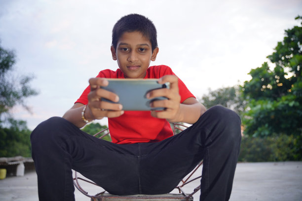 有手机的印度可爱小男孩图片下载