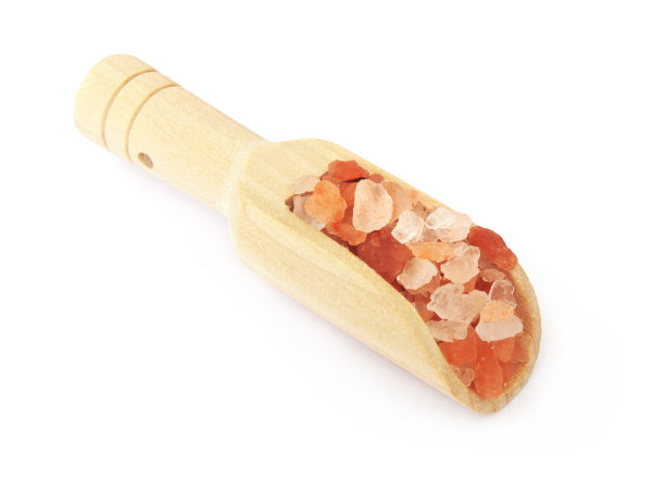 喜玛拉雅粉盐在木勺中孤立图片下载