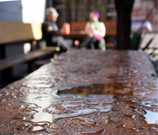 老年人在外面喝咖啡图片下载