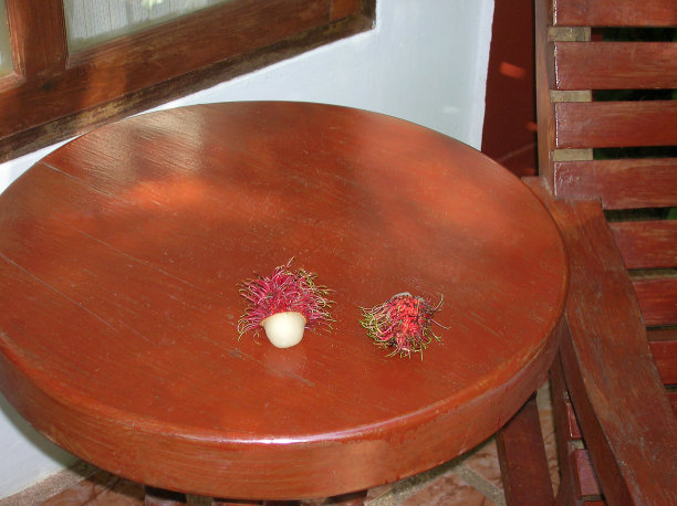 新鲜成熟的红毛丹木背景。美味的红毛丹甜水果。图片下载