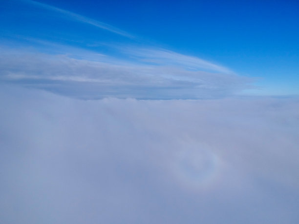 在云雾之上，在蓝天之下图片下载