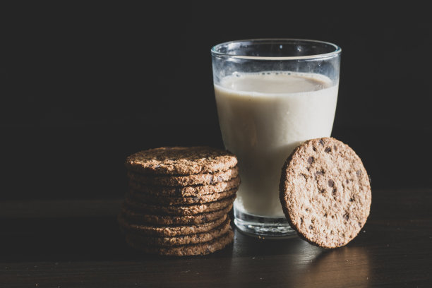 新鲜的早餐，一杯新鲜的牛奶和一堆美味的巧克力自制曲奇图片下载