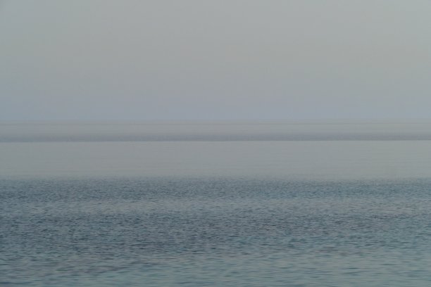 地中海上空的热雾图片下载