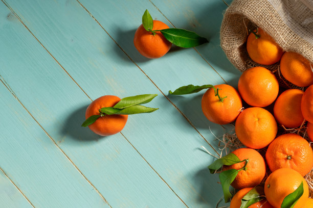 新鲜的橘子放在质朴的木桌上图片下载