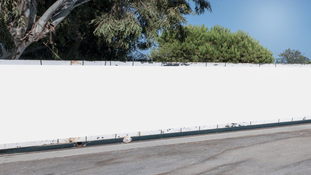 在城市街道上有长长的空白的白色广告牌。图片下载