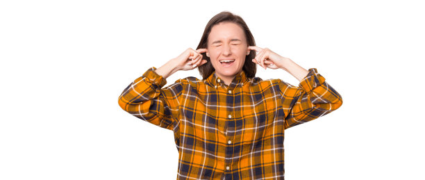 年轻疯女人的照片，闭着眼睛和耳朵尖叫。她谁也不想听图片下载