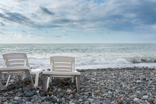 两张沙滩扶手椅，沙滩躺椅。图片下载