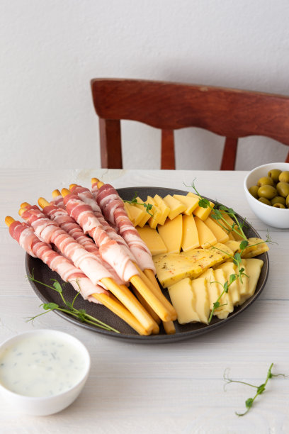 培根和奶酪的面包条图片下载