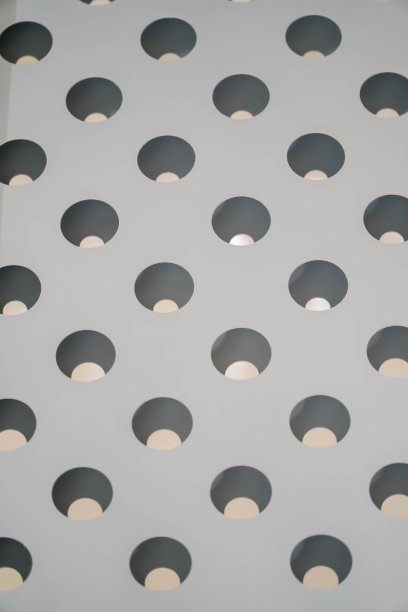 带圆形穿孔的金属隔音板。灰色纹理,室内的想法图片下载