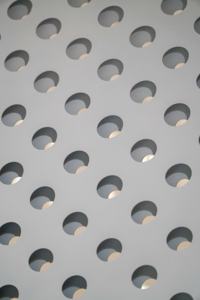 带圆形穿孔的金属隔音板。灰色纹理,室内的想法图片下载
