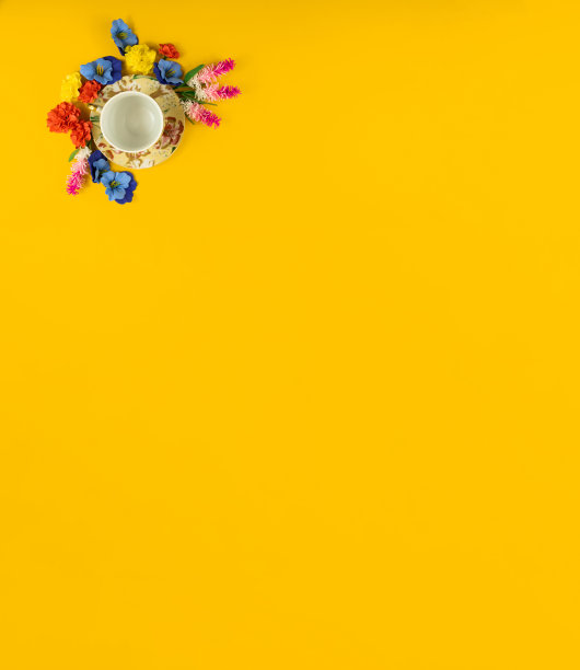 温馨的概念，设计以一套茶和花在一个黄色的背景，复制空间，俯视图，平躺图片下载