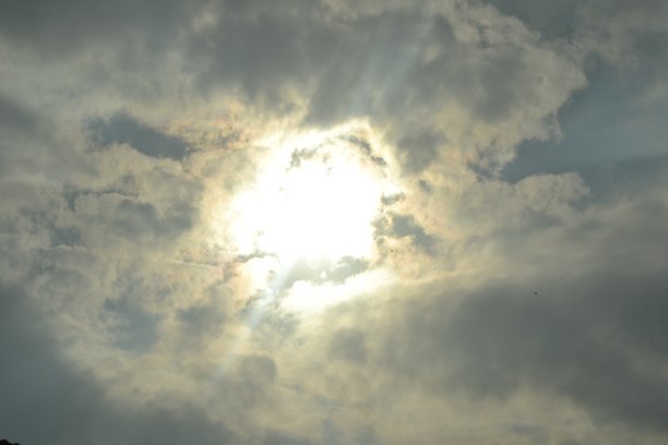 云间的阳光图片下载