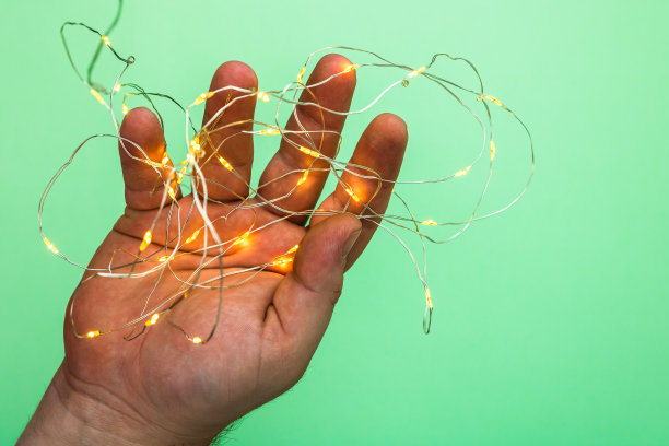 男人手牵圣诞灯安装。顶视图与12月季节的拷贝空间图片下载