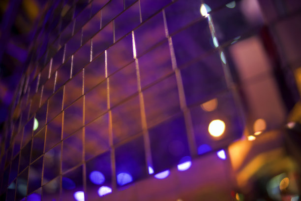 一个迪斯科镜子球。大城市的灯光。图片下载