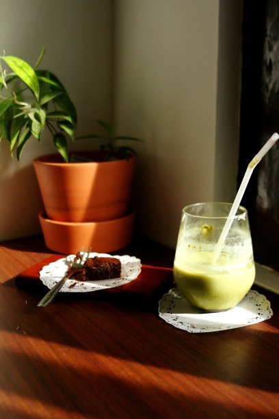 一块蛋糕和一杯抹茶拿铁图片下载