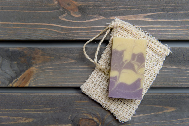 手工肥皂木桌的背景。“零浪费”的概念。图片下载