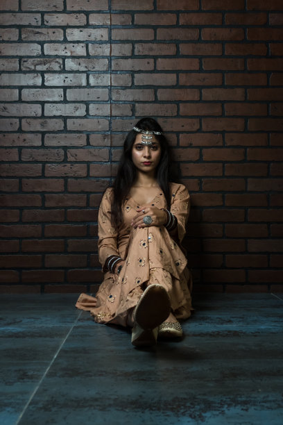 化妆和时髦发型的女人图片下载