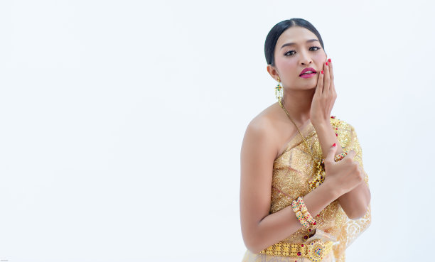 穿泰式服装的女孩像泰式微笑一样可爱美丽。图片下载