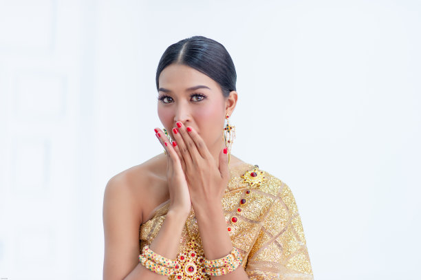 穿着泰国服装的女孩像泰国微笑一样可爱美丽。图片下载