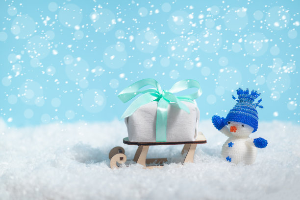 圣诞贺卡与雪花和白色雪人送圣诞礼物盒与副本空间图片下载