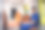 穿着医疗制服的疲惫男子坐在救护车里图片下载