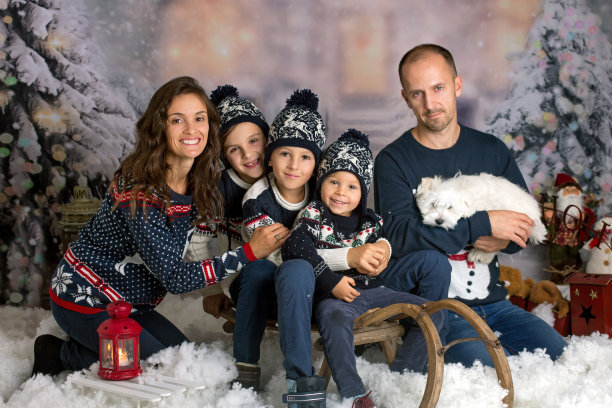 幸福的家庭，父母和三个孩子和小狗狗，有圣诞照片图片下载