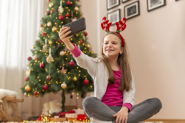 小女孩在圣诞节和爷爷奶奶视频通话图片下载