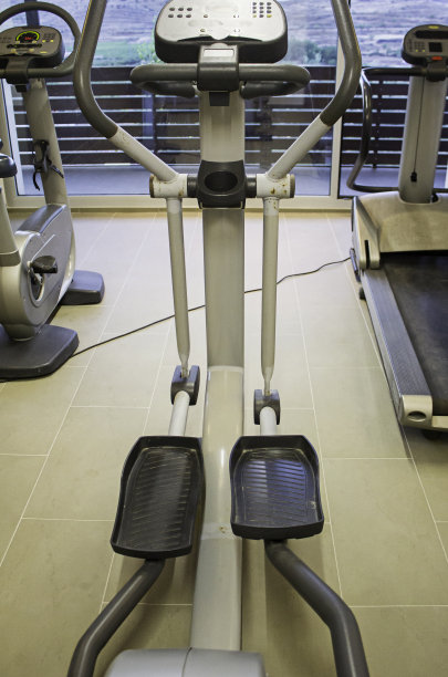 在健身房运动的机器图片下载