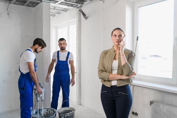 主管打电话来，建筑工在揉水泥图片下载