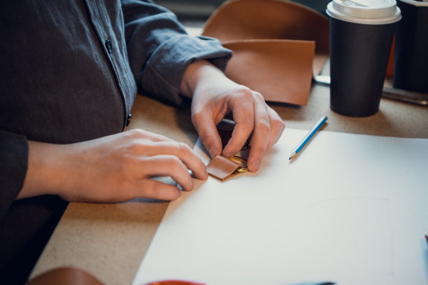 没有脸的照片，是一个鞋匠用一块皮革做扣环的照片。买一双男皮鞋图片下载