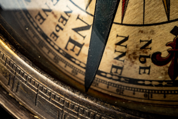 旧金属手表表盘在暗微距照片图片下载