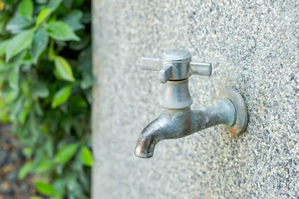 花园户外水龙头。公园里的旧金属水龙头。图片下载