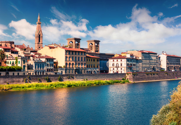 阳光明媚的春天，圣十字大教堂和阿尔诺河。风景如画的早晨城市风景佛罗伦萨，托斯卡纳，意大利。旅游概念的背景。艺术风格后期处理照片。图片下载