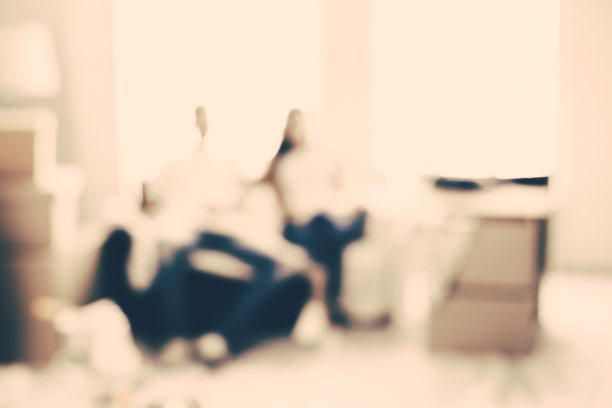 一对年轻夫妇在他们的新公寓的背景图像图片下载