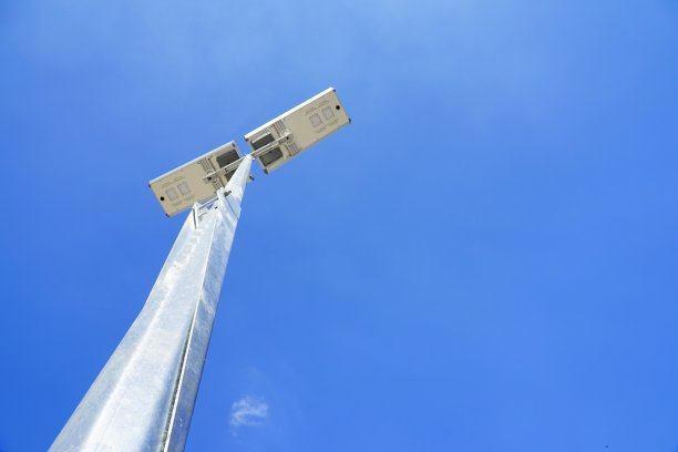 太阳能LED灯在蓝天背景图片下载